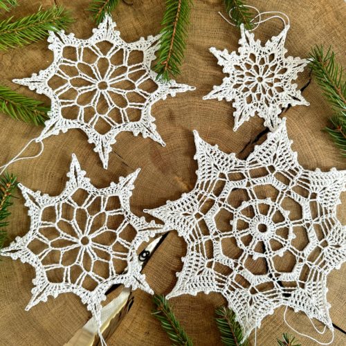 Sniezynka-na-szydelku-biala-z-kordonka-rozne-rozmiary-wielkosci-sniezynka-do-okna (20) Śnieżynka na szydełku biała z kordonka piękna sniezynka na chodzinkę na szydełku, śnieżynka do okna, ozdoby świateczne do okna na Boże narodzenie ozdoby na szydełku choinkowe śniezynki