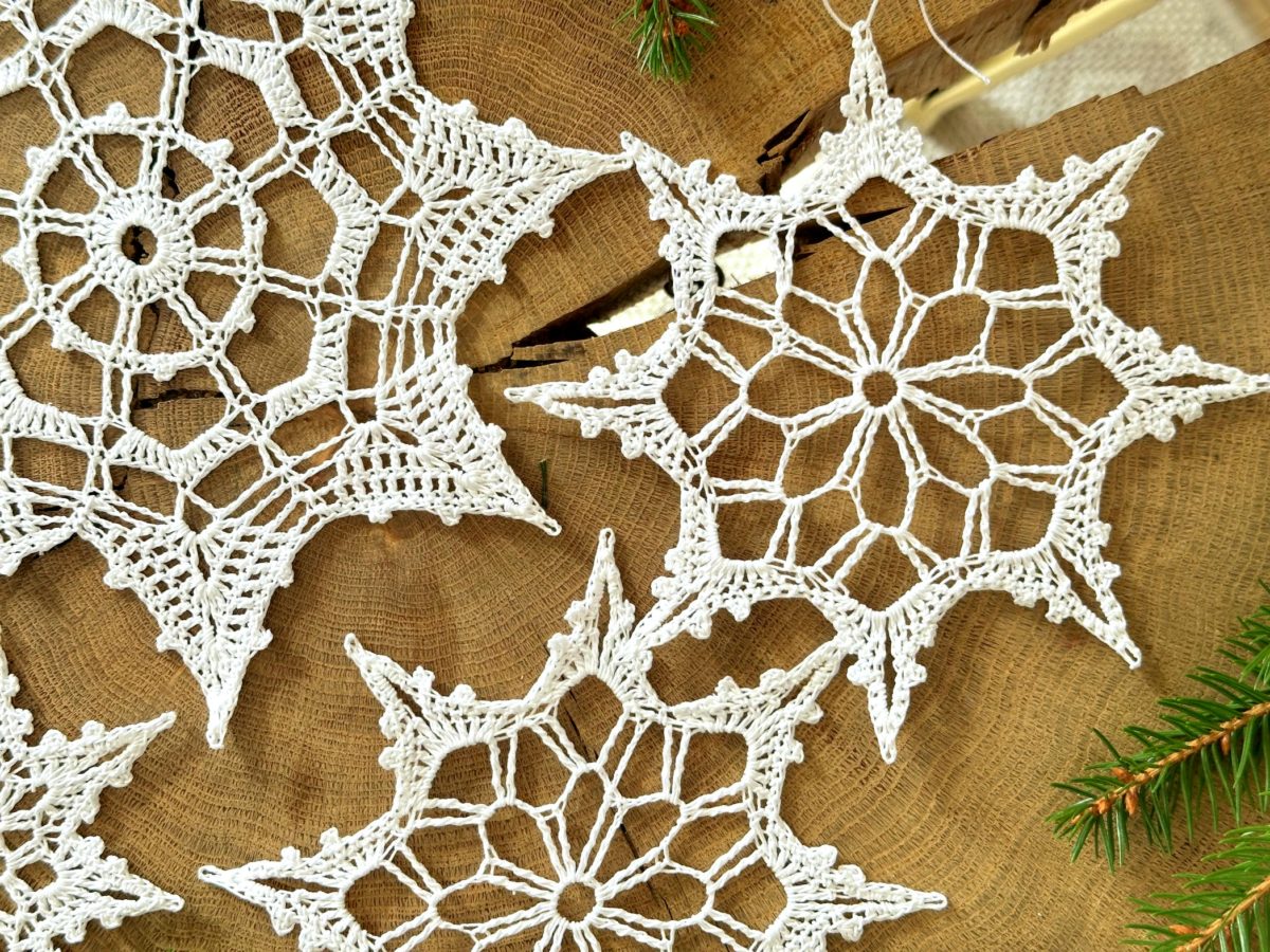 Sniezynka-na-szydelku-biala-z-kordonka-rozne-rozmiary-wielkosci-sniezynka-do-okna (22) Śnieżynka na szydełku biała z kordonka piękna sniezynka na chodzinkę na szydełku, śnieżynka do okna, ozdoby świateczne do okna na Boże narodzenie ozdoby na szydełku choinkowe śniezynki