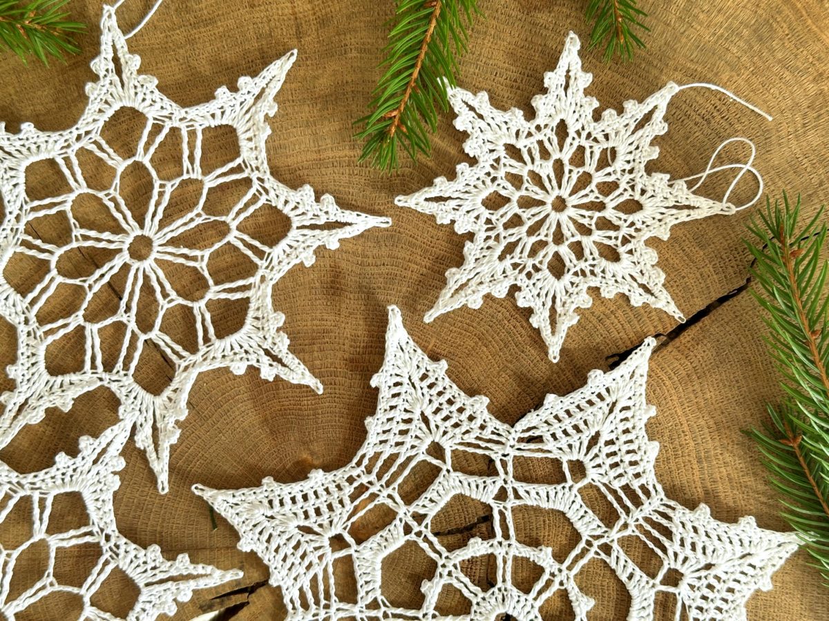Sniezynka-na-szydelku-biala-z-kordonka-rozne-rozmiary-wielkosci-sniezynka-do-okna (23) Śnieżynka na szydełku biała z kordonka piękna sniezynka na chodzinkę na szydełku, śnieżynka do okna, ozdoby świateczne do okna na Boże narodzenie ozdoby na szydełku choinkowe śniezynki