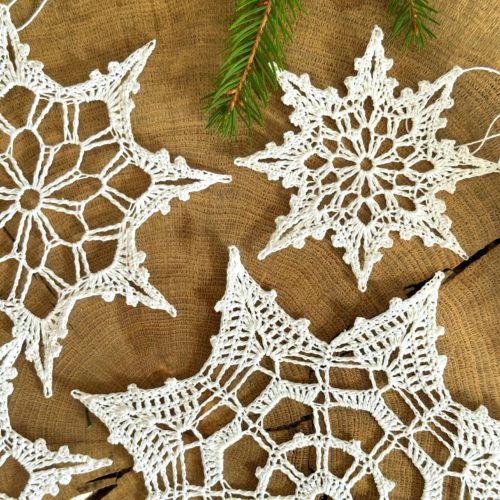 Sniezynka-na-szydelku-biala-z-kordonka-rozne-rozmiary-wielkosci-sniezynka-do-okna (23) Śnieżynka na szydełku biała z kordonka piękna sniezynka na chodzinkę na szydełku, śnieżynka do okna, ozdoby świateczne do okna na Boże narodzenie ozdoby na szydełku choinkowe śniezynki