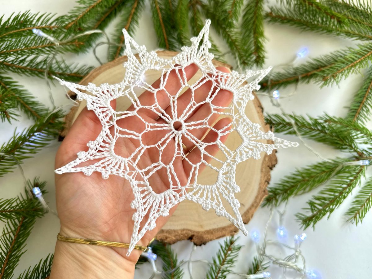 Sniezynka-na-szydelku-biala-z-kordonka-rozne-rozmiary-wielkosci-sniezynka-do-okna (3) Śnieżynka na szydełku biała z kordonka piękna sniezynka na chodzinkę na szydełku, śnieżynka do okna, ozdoby świateczne do okna na Boże narodzenie ozdoby na szydełku choinkowe śniezynki