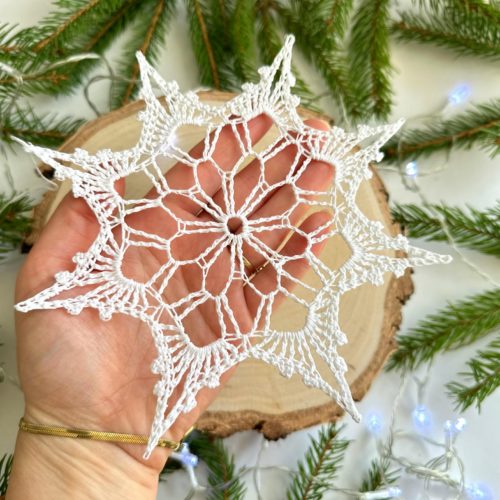 Sniezynka-na-szydelku-biala-z-kordonka-rozne-rozmiary-wielkosci-sniezynka-do-okna (3) Śnieżynka na szydełku biała z kordonka piękna sniezynka na chodzinkę na szydełku, śnieżynka do okna, ozdoby świateczne do okna na Boże narodzenie ozdoby na szydełku choinkowe śniezynki