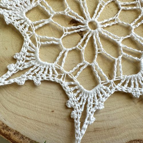 Sniezynka-na-szydelku-biala-z-kordonka-rozne-rozmiary-wielkosci-sniezynka-do-okna (4) Śnieżynka na szydełku biała z kordonka piękna sniezynka na chodzinkę na szydełku, śnieżynka do okna, ozdoby świateczne do okna na Boże narodzenie ozdoby na szydełku choinkowe śniezynki