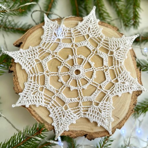 Sniezynka-na-szydelku-biala-z-kordonka-rozne-rozmiary-wielkosci-sniezynka-do-okna (5) Śnieżynka na szydełku biała z kordonka piękna sniezynka na chodzinkę na szydełku, śnieżynka do okna, ozdoby świateczne do okna na Boże narodzenie ozdoby na szydełku choinkowe śniezynki