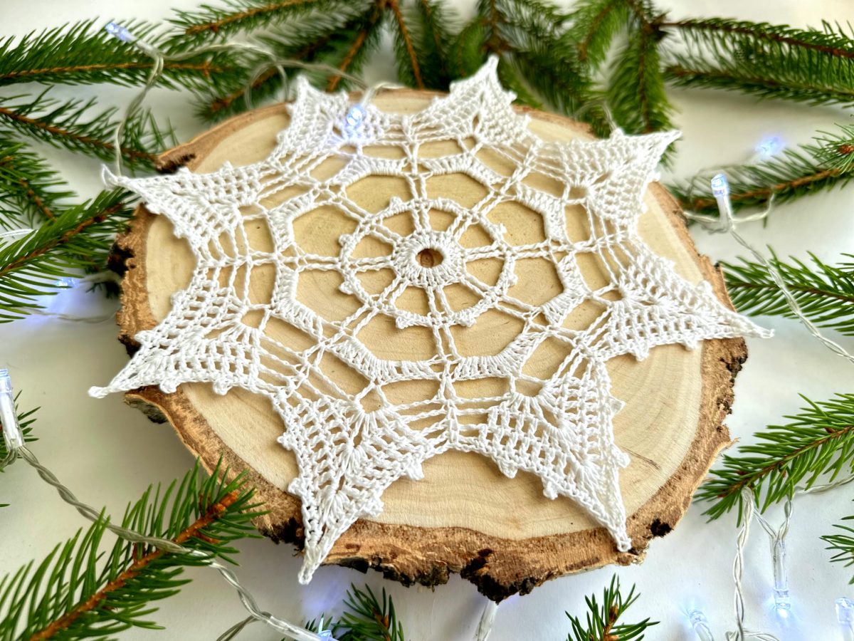 Sniezynka-na-szydelku-biala-z-kordonka-rozne-rozmiary-wielkosci-sniezynka-do-okna (6) Śnieżynka na szydełku biała z kordonka piękna sniezynka na chodzinkę na szydełku, śnieżynka do okna, ozdoby świateczne do okna na Boże narodzenie ozdoby na szydełku choinkowe śniezynki