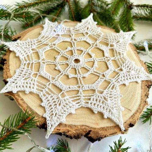 Sniezynka-na-szydelku-biala-z-kordonka-rozne-rozmiary-wielkosci-sniezynka-do-okna (6) Śnieżynka na szydełku biała z kordonka piękna sniezynka na chodzinkę na szydełku, śnieżynka do okna, ozdoby świateczne do okna na Boże narodzenie ozdoby na szydełku choinkowe śniezynki