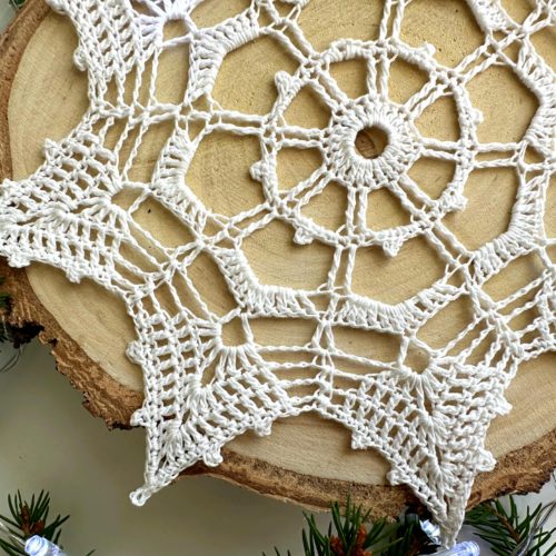Sniezynka-na-szydelku-biala-z-kordonka-rozne-rozmiary-wielkosci-sniezynka-do-okna (7) Śnieżynka na szydełku biała z kordonka piękna sniezynka na chodzinkę na szydełku, śnieżynka do okna, ozdoby świateczne do okna na Boże narodzenie ozdoby na szydełku choinkowe śniezynki