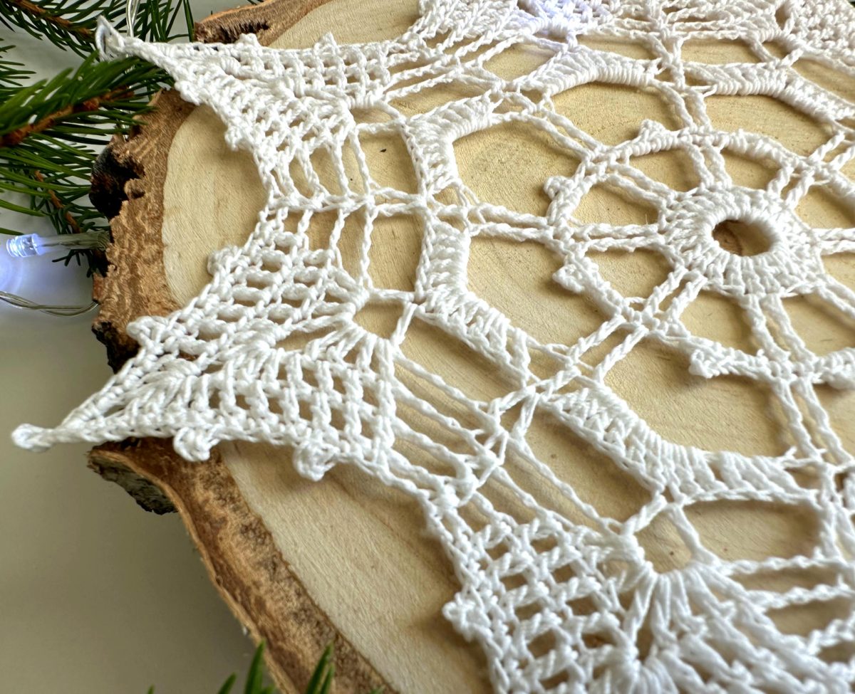 Sniezynka-na-szydelku-biala-z-kordonka-rozne-rozmiary-wielkosci-sniezynka-do-okna (8) Śnieżynka na szydełku biała z kordonka piękna sniezynka na chodzinkę na szydełku, śnieżynka do okna, ozdoby świateczne do okna na Boże narodzenie ozdoby na szydełku choinkowe śniezynki