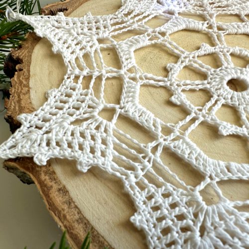 Sniezynka-na-szydelku-biala-z-kordonka-rozne-rozmiary-wielkosci-sniezynka-do-okna (8) Śnieżynka na szydełku biała z kordonka piękna sniezynka na chodzinkę na szydełku, śnieżynka do okna, ozdoby świateczne do okna na Boże narodzenie ozdoby na szydełku choinkowe śniezynki