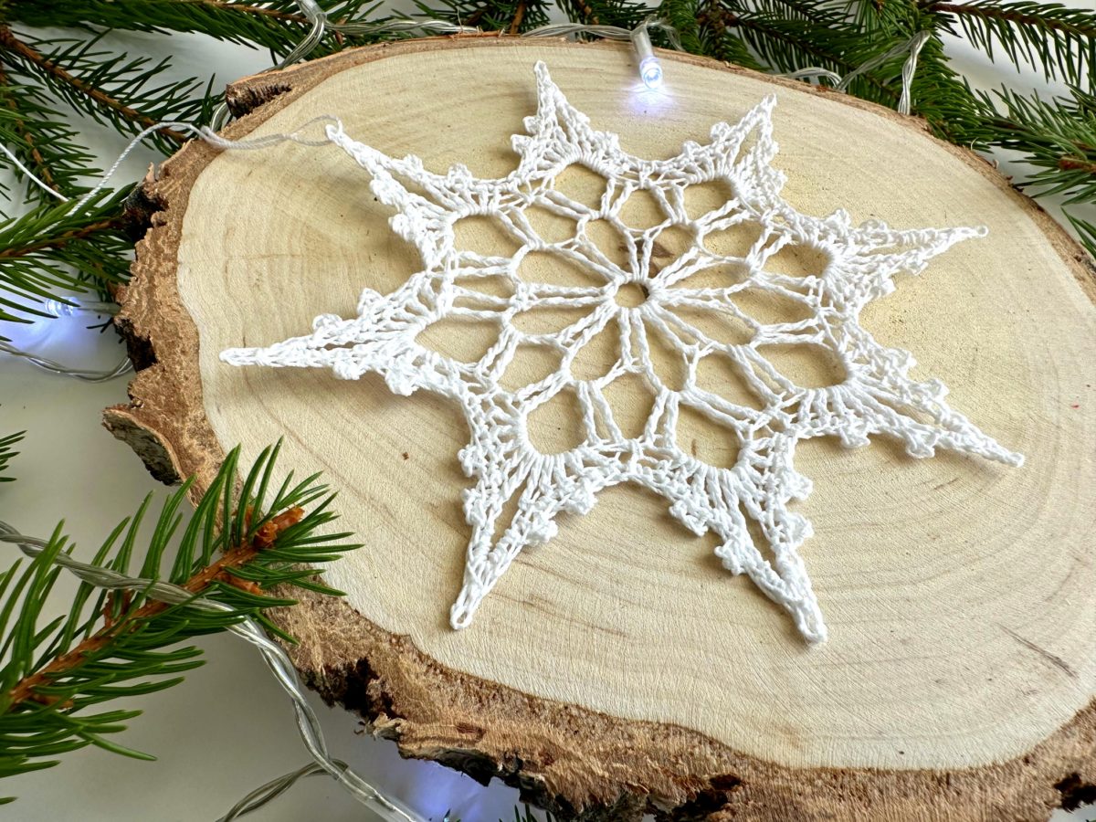 Sniezynka-na-szydelku-biala-z-kordonka-rozne-rozmiary-wielkosci-sniezynka-do-okna (9) Śnieżynka na szydełku biała z kordonka piękna sniezynka na chodzinkę na szydełku, śnieżynka do okna, ozdoby świateczne do okna na Boże narodzenie ozdoby na szydełku choinkowe śniezynki