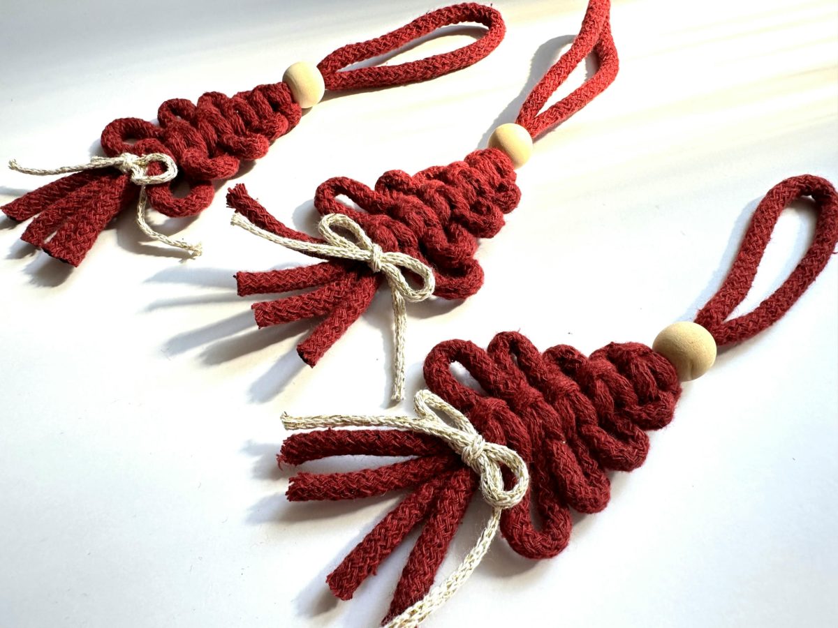 Choineczka makrama bordowa zawieszka ręcznie robiona mała choinka makrama zero waste