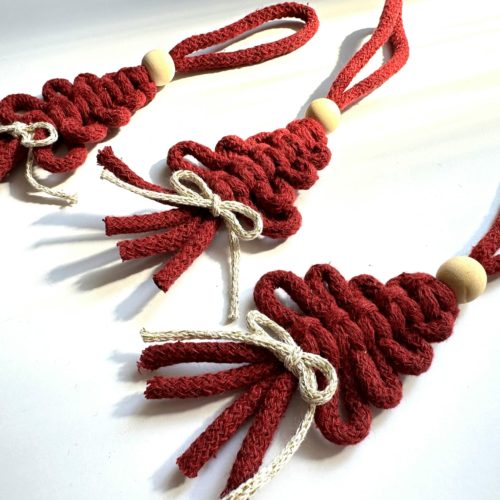 Choineczka makrama bordowa zawieszka ręcznie robiona mała choinka makrama zero waste