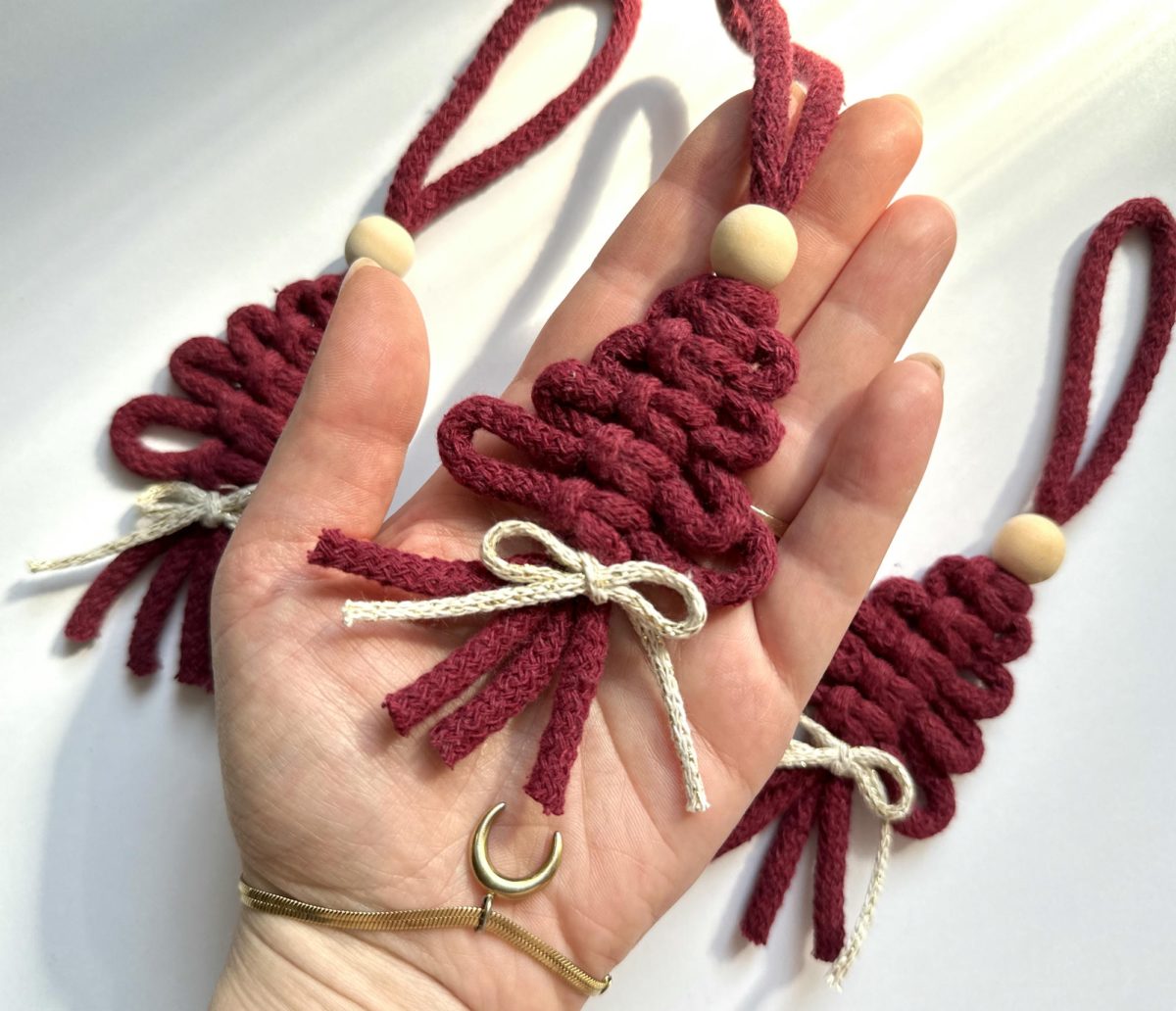 Choineczka makrama bordowa zawieszka ręcznie robiona mała choinka makrama zero waste