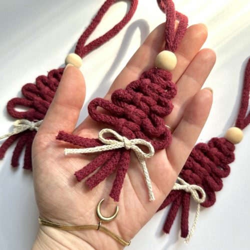 Choineczka makrama bordowa zawieszka ręcznie robiona mała choinka makrama zero waste