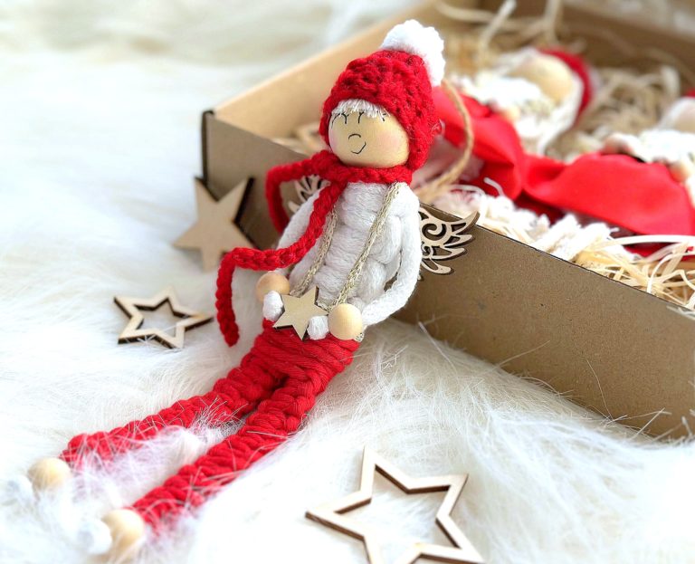 Aniołek na choinkę chłopiec makrama na boże narodzenie ze sznurka ręcznie robione aniołki czerwone ozodby na choinke czerwony anioł chłopiec na prezent rękodzieło polskie polski produkt