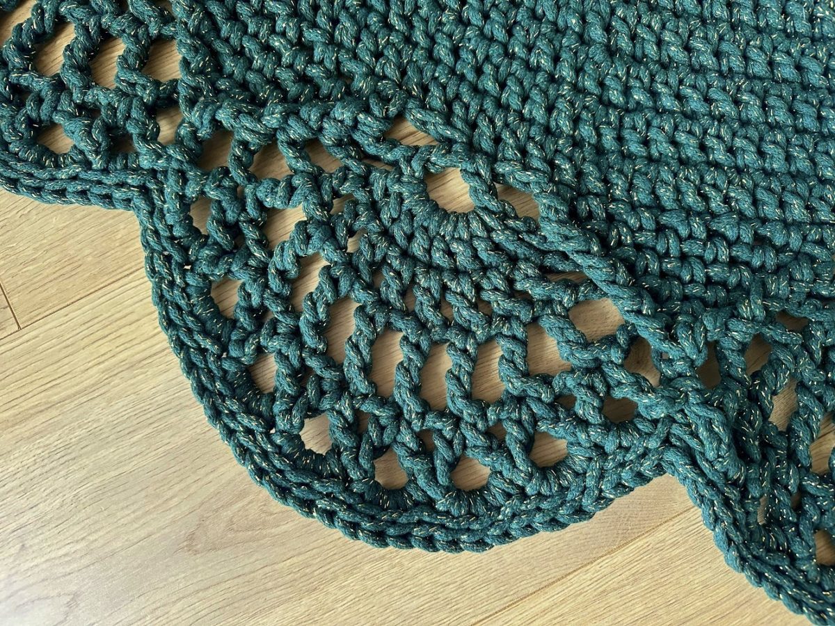 Dywan butelkowa zieleń ze złotem na szydełku ze sznurka do salonu piękny boho, glamour dywanik dekoracyjny szydełkowy zielony okrągły koło, dekoracje butelkowa zieleń ręcznie robione na szydełku