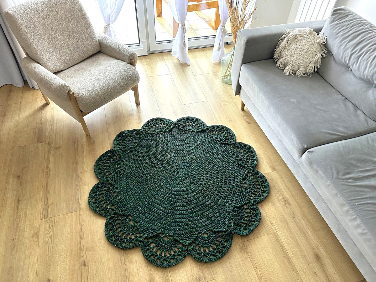 Dywan butelkowa zieleń ze złotem na szydełku ze sznurka do salonu piękny boho, glamour dywanik dekoracyjny szydełkowy zielony okrągły koło, dekoracje butelkowa zieleń ręcznie robione na szydełku