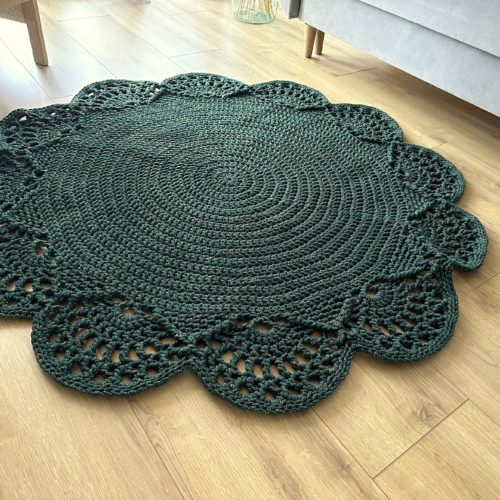 Dywan butelkowa zieleń ze złotem na szydełku ze sznurka do salonu piękny boho, glamour dywanik dekoracyjny szydełkowy zielony okrągły koło, dekoracje butelkowa zieleń ręcznie robione na szydełku