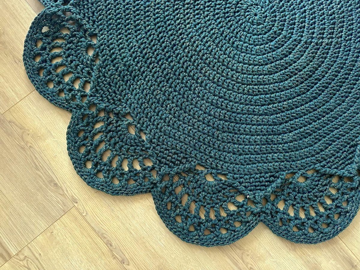 Dywan butelkowa zieleń ze złotem na szydełku ze sznurka do salonu piękny boho, glamour dywanik dekoracyjny szydełkowy zielony okrągły koło, dekoracje butelkowa zieleń ręcznie robione na szydełku