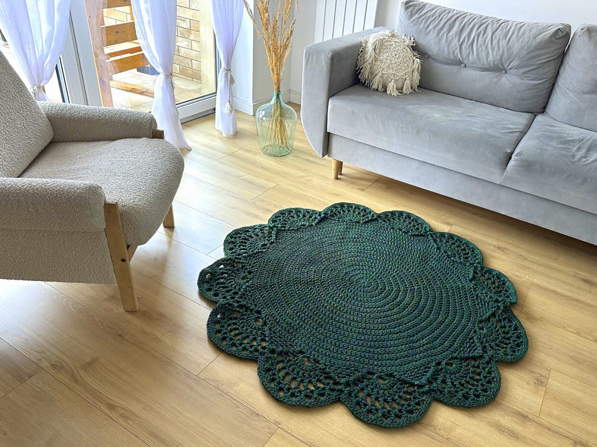 Dywan butelkowa zieleń ze złotem na szydełku ze sznurka do salonu piękny boho, glamour dywanik dekoracyjny szydełkowy zielony okrągły koło, dekoracje butelkowa zieleń ręcznie robione na szydełku