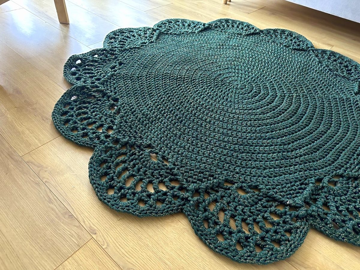 Dywan butelkowa zieleń ze złotem na szydełku ze sznurka do salonu piękny boho, glamour dywanik dekoracyjny szydełkowy zielony okrągły koło, dekoracje butelkowa zieleń ręcznie robione na szydełku