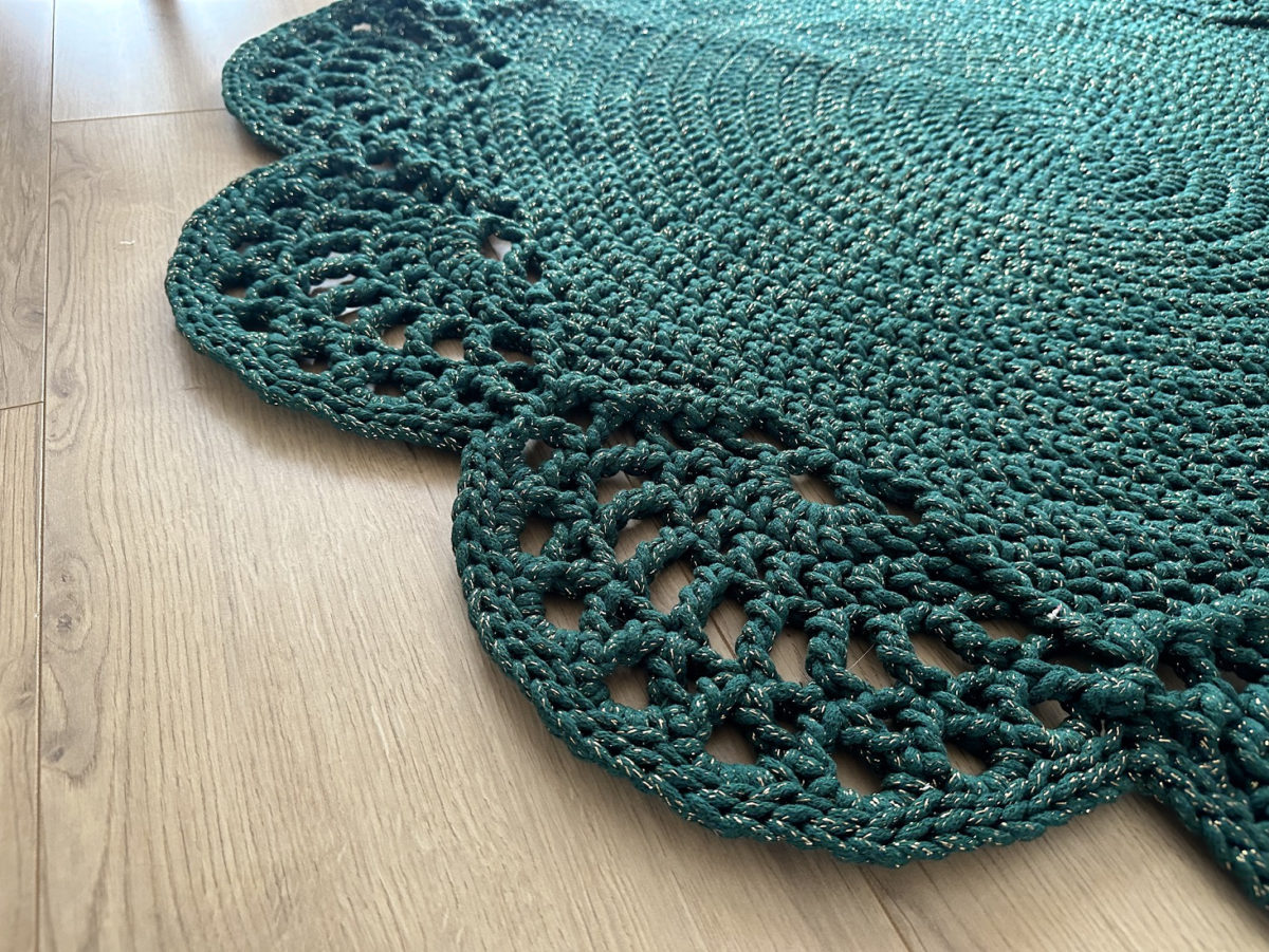 Dywan butelkowa zieleń ze złotem na szydełku ze sznurka do salonu piękny boho, glamour dywanik dekoracyjny szydełkowy zielony okrągły koło, dekoracje butelkowa zieleń ręcznie robione na szydełku