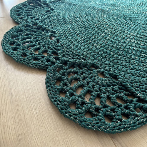 Dywan butelkowa zieleń ze złotem na szydełku ze sznurka do salonu piękny boho, glamour dywanik dekoracyjny szydełkowy zielony okrągły koło, dekoracje butelkowa zieleń ręcznie robione na szydełku