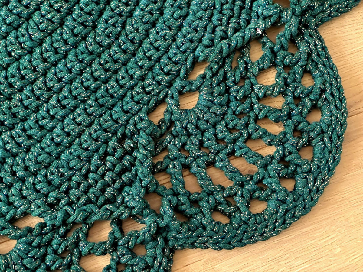 Dywan butelkowa zieleń ze złotem na szydełku ze sznurka do salonu piękny boho, glamour dywanik dekoracyjny szydełkowy zielony okrągły koło, dekoracje butelkowa zieleń ręcznie robione na szydełku