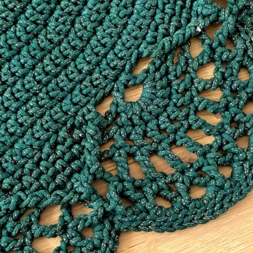 Dywan butelkowa zieleń ze złotem na szydełku ze sznurka do salonu piękny boho, glamour dywanik dekoracyjny szydełkowy zielony okrągły koło, dekoracje butelkowa zieleń ręcznie robione na szydełku