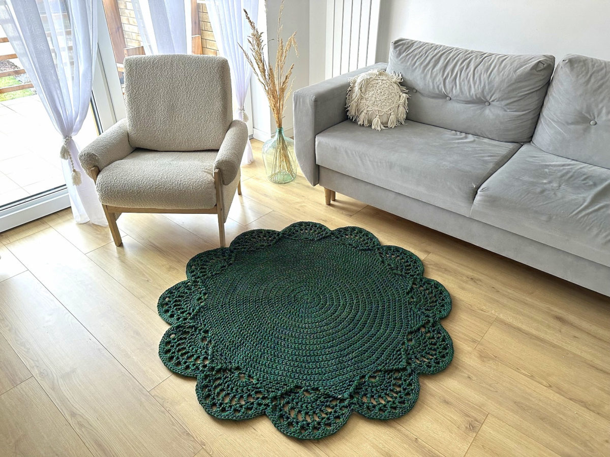 Dywan butelkowa zieleń ze złotem na szydełku ze sznurka do salonu piękny boho, glamour dywanik dekoracyjny szydełkowy zielony okrągły koło, dekoracje butelkowa zieleń ręcznie robione na szydełku