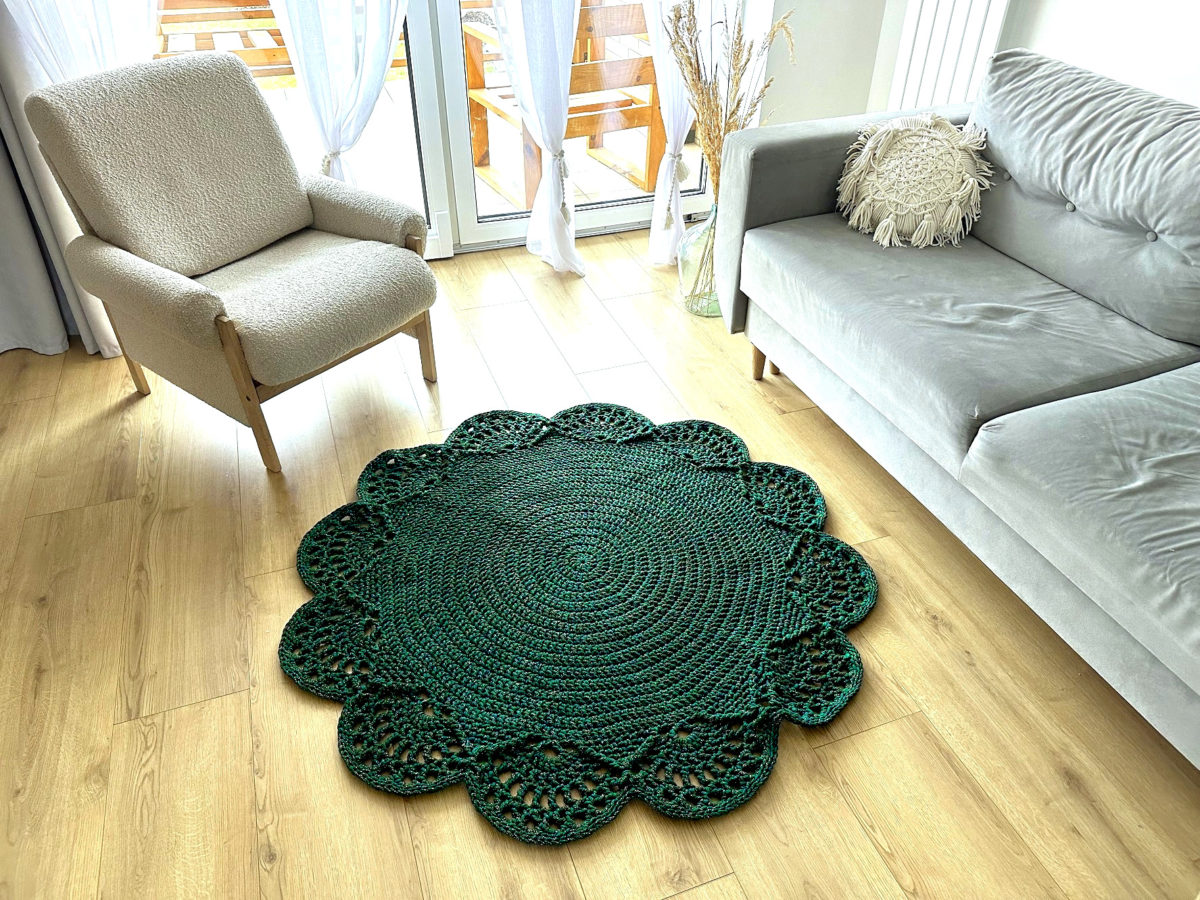 Dywan butelkowa zieleń ze złotem na szydełku ze sznurka do salonu piękny boho, glamour dywanik dekoracyjny szydełkowy zielony okrągły koło, dekoracje butelkowa zieleń ręcznie robione na szydełku