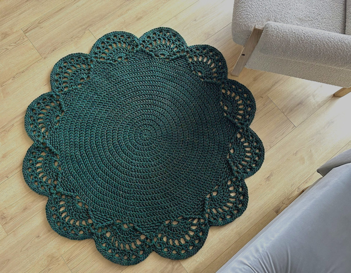 Dywan butelkowa zieleń ze złotem na szydełku ze sznurka do salonu piękny boho, glamour dywanik dekoracyjny szydełkowy zielony okrągły koło, dekoracje butelkowa zieleń ręcznie robione na szydełku