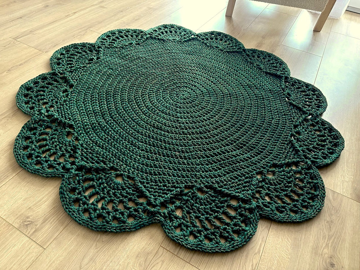 Dywan butelkowa zieleń ze złotem na szydełku ze sznurka do salonu piękny boho, glamour dywanik dekoracyjny szydełkowy zielony okrągły koło, dekoracje butelkowa zieleń ręcznie robione na szydełku