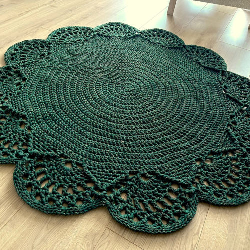 Dywan butelkowa zieleń ze złotem na szydełku ze sznurka do salonu piękny boho, glamour dywanik dekoracyjny szydełkowy zielony okrągły koło, dekoracje butelkowa zieleń ręcznie robione na szydełku