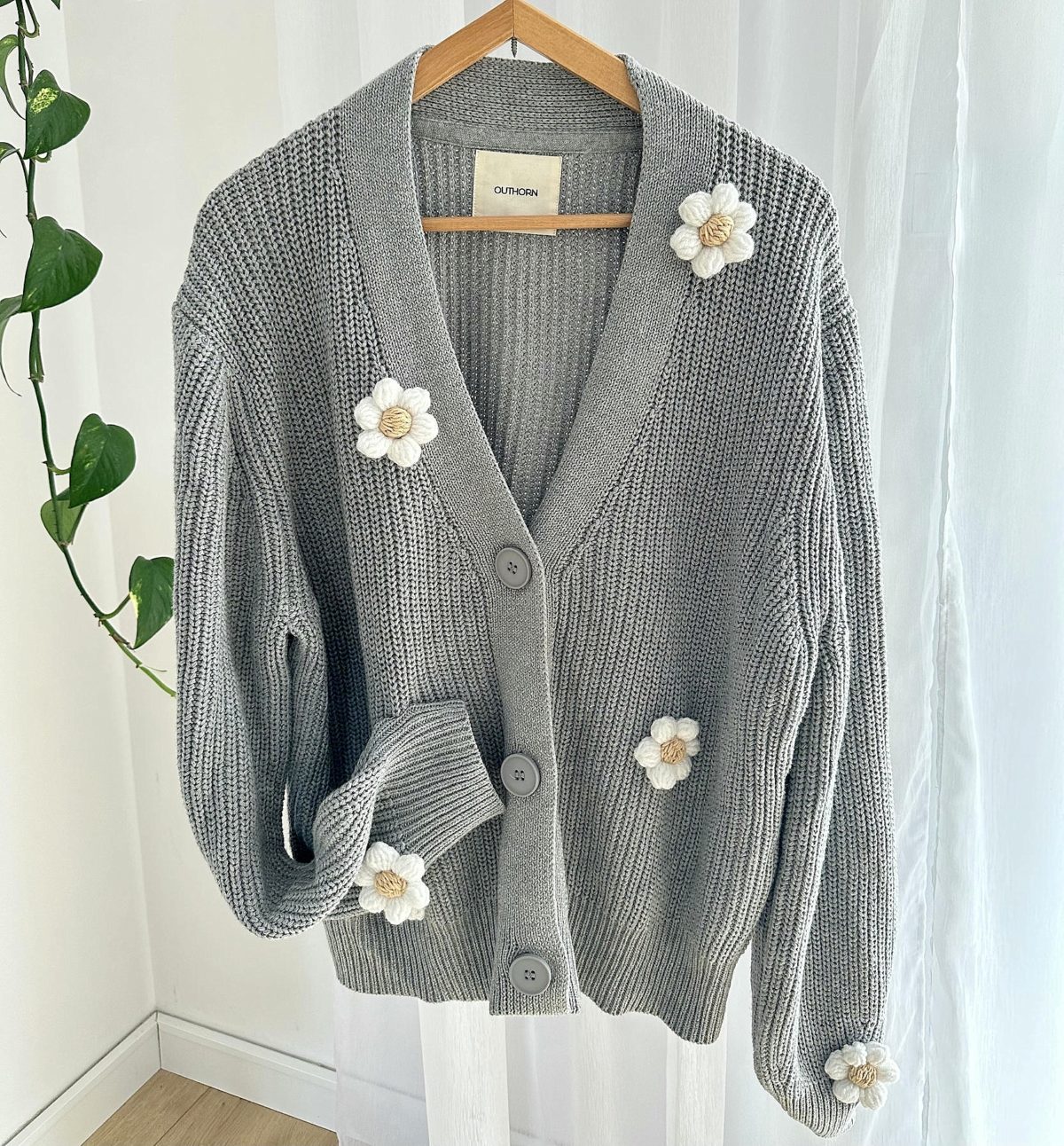 Kardigan-z-kwiatami-szary-sweter-damski-oversize (1) Kardigan z kwiatami szary sweter damski ciepły bawełniany z kwiatkami naszywanymi naszytymi rumiankami stokrotkami 3d na szydełku