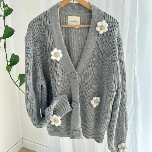 Kardigan-z-kwiatami-szary-sweter-damski-oversize (1) Kardigan z kwiatami szary sweter damski ciepły bawełniany z kwiatkami naszywanymi naszytymi rumiankami stokrotkami 3d na szydełku