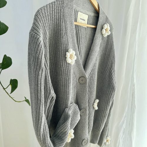 Kardigan-z-kwiatami-szary-sweter-damski-oversize (2) Kardigan z kwiatami szary sweter damski ciepły bawełniany z kwiatkami naszywanymi naszytymi rumiankami stokrotkami 3d na szydełku