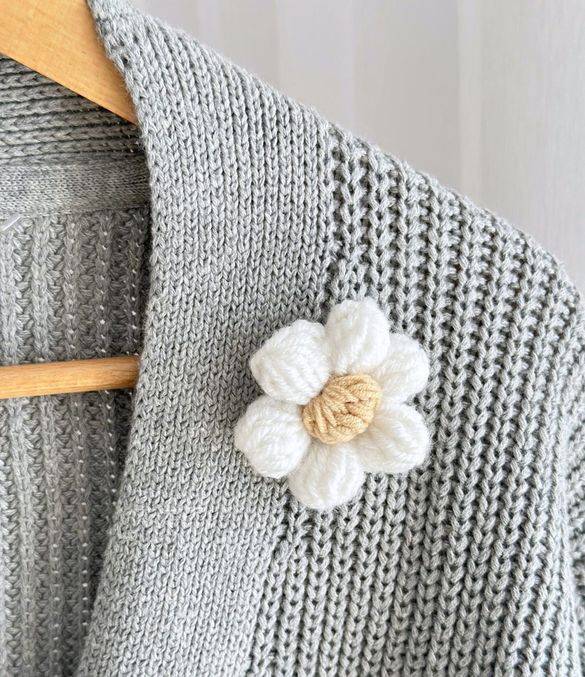 Kardigan-z-kwiatami-szary-sweter-damski-oversize (3) Kardigan z kwiatami szary sweter damski ciepły bawełniany z kwiatkami naszywanymi naszytymi rumiankami stokrotkami 3d na szydełku