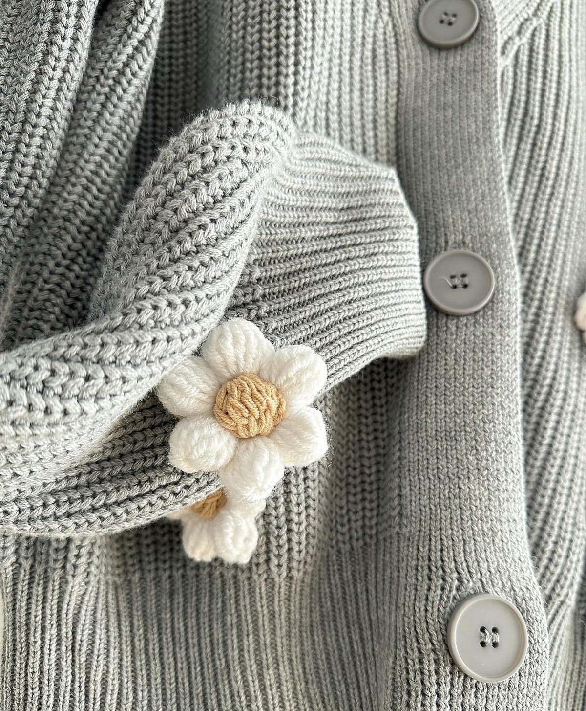 Kardigan-z-kwiatami-szary-sweter-damski-oversize (4) Kardigan z kwiatami szary sweter damski ciepły bawełniany z kwiatkami naszywanymi naszytymi rumiankami stokrotkami 3d na szydełku
