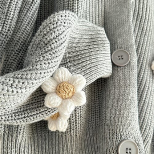 Kardigan-z-kwiatami-szary-sweter-damski-oversize (4) Kardigan z kwiatami szary sweter damski ciepły bawełniany z kwiatkami naszywanymi naszytymi rumiankami stokrotkami 3d na szydełku