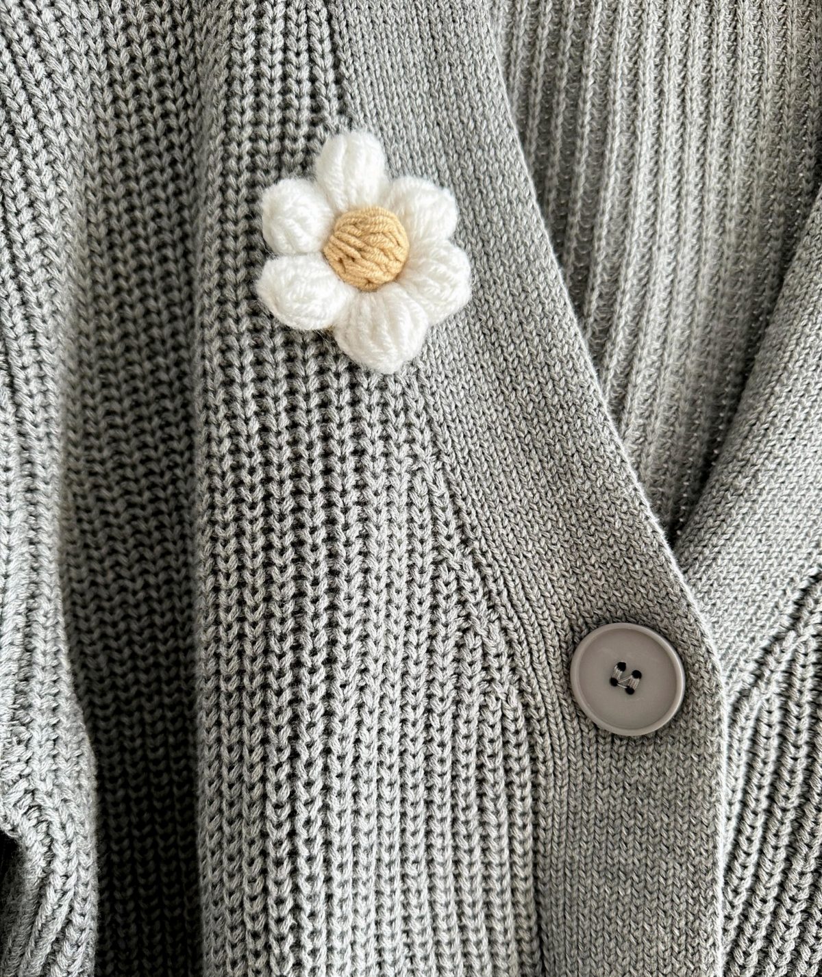 Kardigan-z-kwiatami-szary-sweter-damski-oversize (5) Kardigan z kwiatami szary sweter damski ciepły bawełniany z kwiatkami naszywanymi naszytymi rumiankami stokrotkami 3d na szydełku