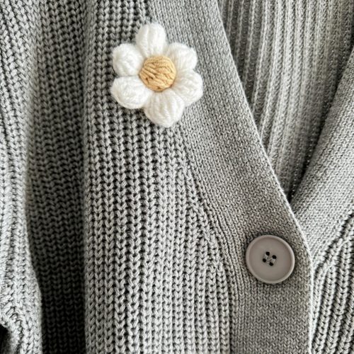 Kardigan-z-kwiatami-szary-sweter-damski-oversize (5) Kardigan z kwiatami szary sweter damski ciepły bawełniany z kwiatkami naszywanymi naszytymi rumiankami stokrotkami 3d na szydełku