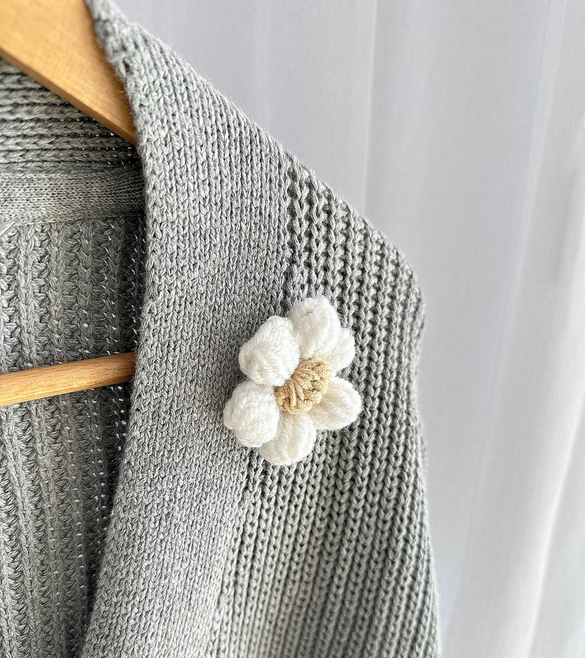 Kardigan-z-kwiatami-szary-sweter-damski-oversize (6) Kardigan z kwiatami szary sweter damski ciepły bawełniany z kwiatkami naszywanymi naszytymi rumiankami stokrotkami 3d na szydełku