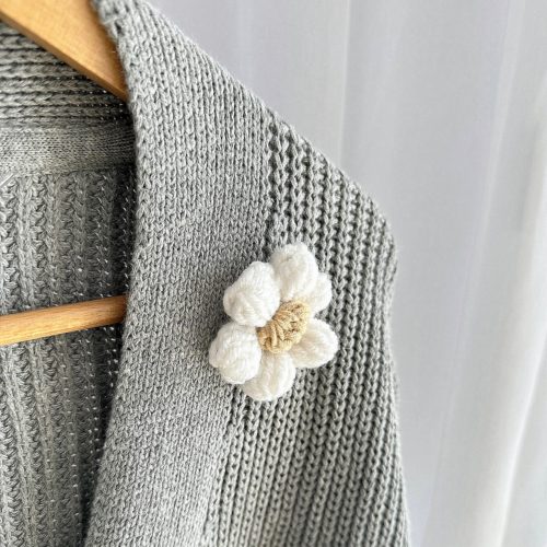 Kardigan-z-kwiatami-szary-sweter-damski-oversize (6) Kardigan z kwiatami szary sweter damski ciepły bawełniany z kwiatkami naszywanymi naszytymi rumiankami stokrotkami 3d na szydełku