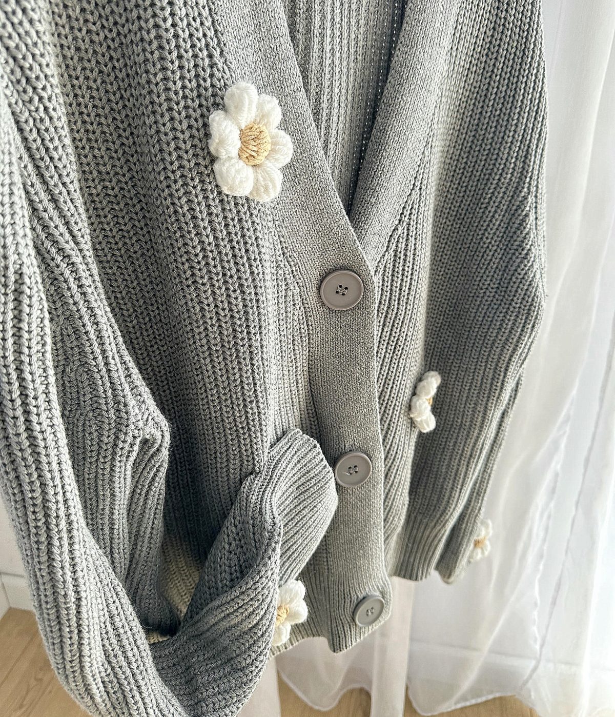 Kardigan-z-kwiatami-szary-sweter-damski-oversize (7) Kardigan z kwiatami szary sweter damski ciepły bawełniany z kwiatkami naszywanymi naszytymi rumiankami stokrotkami 3d na szydełku