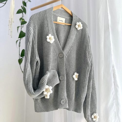 Kardigan-z-kwiatami-szary-sweter-damski-oversize (8) Kardigan z kwiatami szary sweter damski ciepły bawełniany z kwiatkami naszywanymi naszytymi rumiankami stokrotkami 3d na szydełku