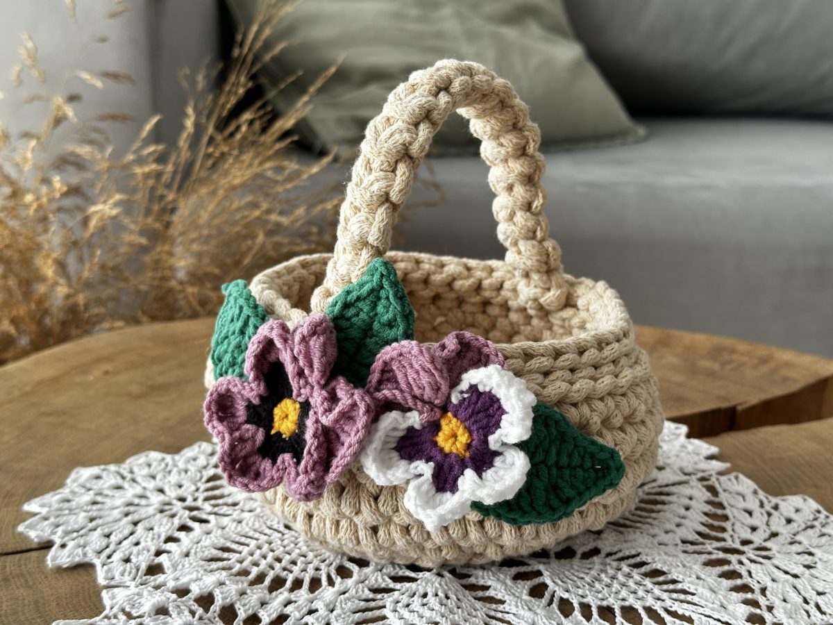 Dzieciecy-koszyczek-wielkanocny-na-szydelku-ze-sznurka-z-ozdoba-z-bratkami (1) Dziecięcy koszyczek wielkanocny z bratkami z kwiatkami dla dwulatki koszyczek dla trzylatki mały koszyczek wielkanocny ze snzurka na szydełku beżowy z odobą z dekoracją ręcznie robiony miękki