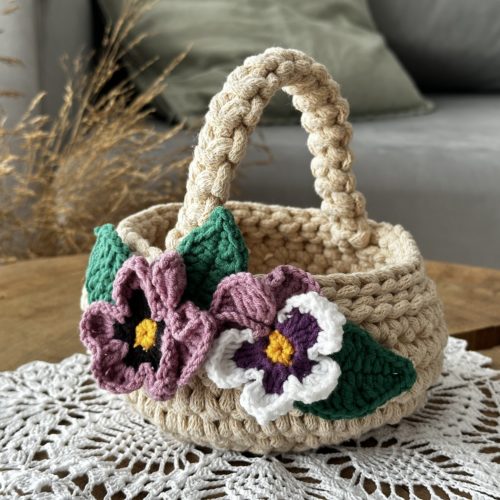 Dzieciecy-koszyczek-wielkanocny-na-szydelku-ze-sznurka-z-ozdoba-z-bratkami (1) Dziecięcy koszyczek wielkanocny z bratkami z kwiatkami dla dwulatki koszyczek dla trzylatki mały koszyczek wielkanocny ze snzurka na szydełku beżowy z odobą z dekoracją ręcznie robiony miękki