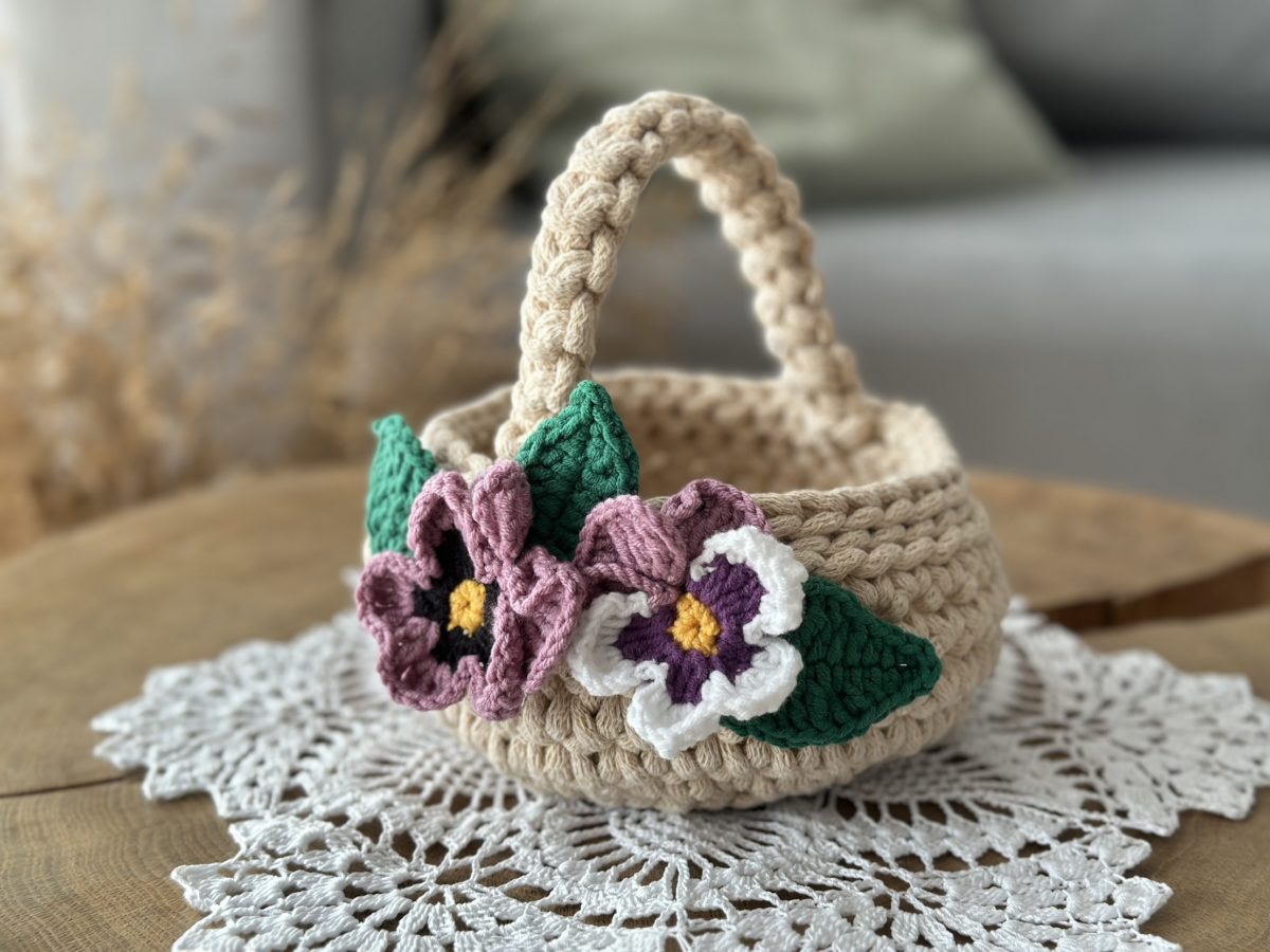 Dzieciecy-koszyczek-wielkanocny-na-szydelku-ze-sznurka-z-ozdoba-z-bratkami (2) Dziecięcy koszyczek wielkanocny z bratkami z kwiatkami dla dwulatki koszyczek dla trzylatki mały koszyczek wielkanocny ze snzurka na szydełku beżowy z odobą z dekoracją ręcznie robiony miękki