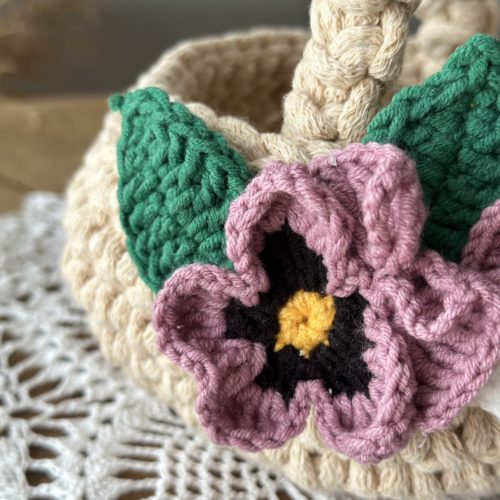 Dzieciecy-koszyczek-wielkanocny-na-szydelku-ze-sznurka-z-ozdoba-z-bratkami (3) Dziecięcy koszyczek wielkanocny z bratkami z kwiatkami dla dwulatki koszyczek dla trzylatki mały koszyczek wielkanocny ze snzurka na szydełku beżowy z odobą z dekoracją ręcznie robiony miękki